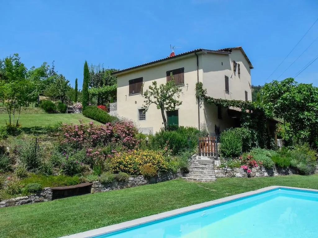 villa italien med pool och trädgård